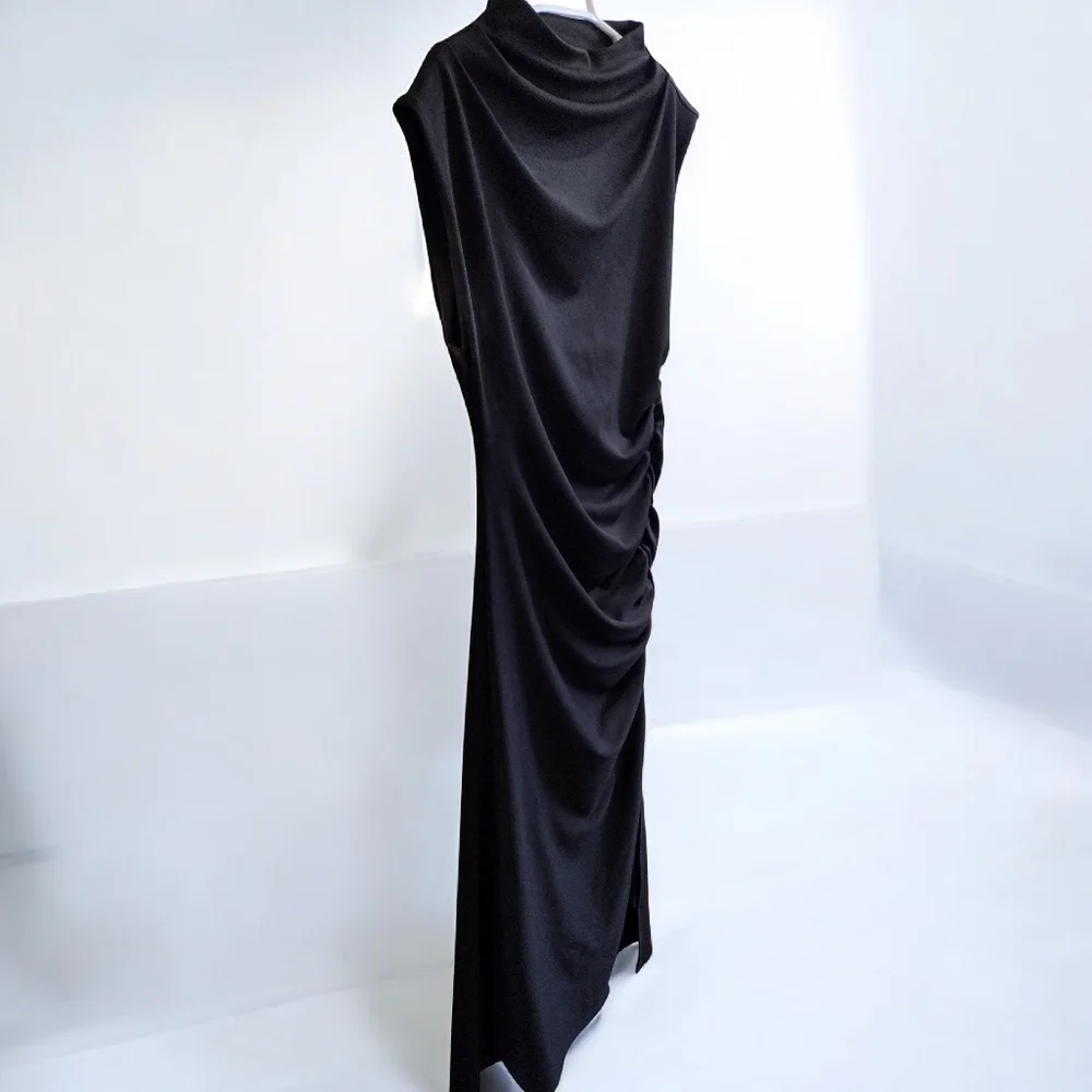 Elegant Black Sleeveless Dress - Picture 3 of 5